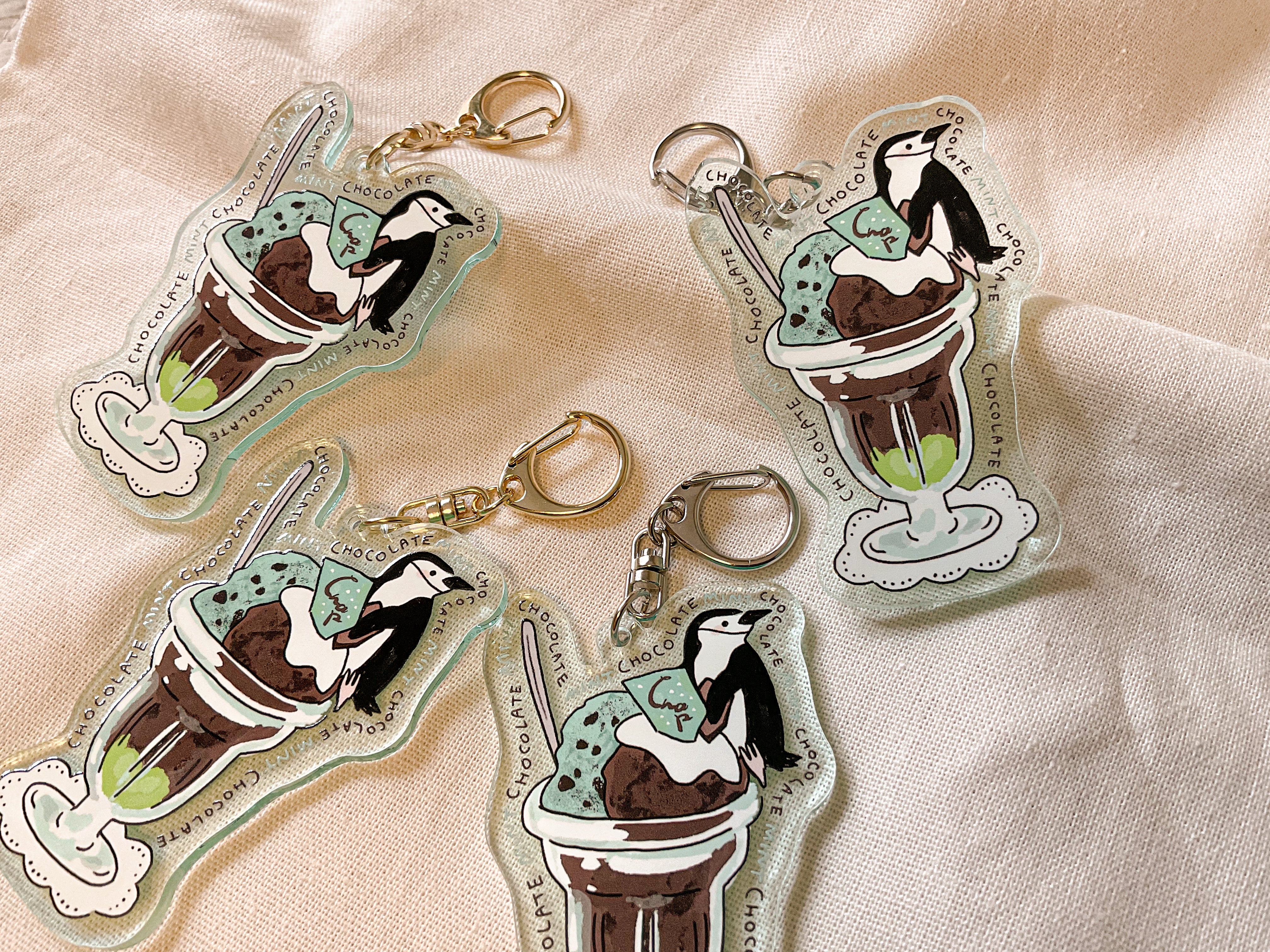 アクリルキーホルダー【チョコミントパフェ×アゴヒゲペンギン】 | チ